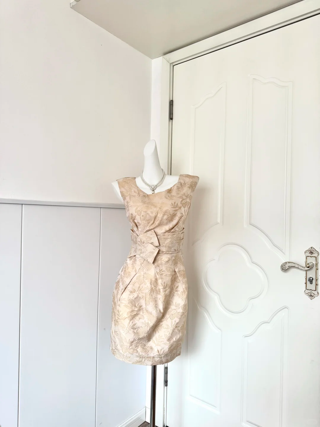 Women Champagne Gold Homecoming Dress, Sleeveless U‑Neck Leaf Jacquard Fabric Wide Bow Waist Sash Fitted Sheath Bodycon Mini Party Dress gh9200
