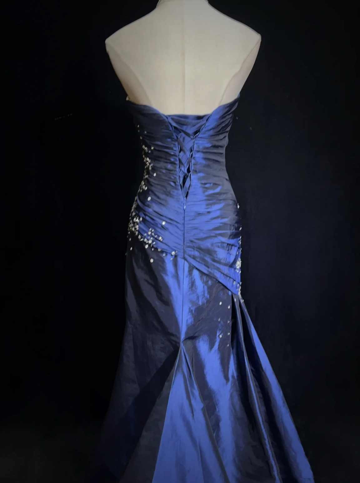 Blaues, elegantes, bodenlanges Ballkleid aus Satin mit exquisiter Perlenstickerei im Vintage-Stil (gh3636)