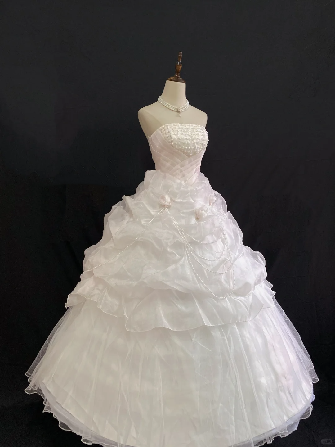 Off-white strapless elegant romantic gown with cinched waist and fluffy princess skirt, wedding dress & bridal gown gh8256