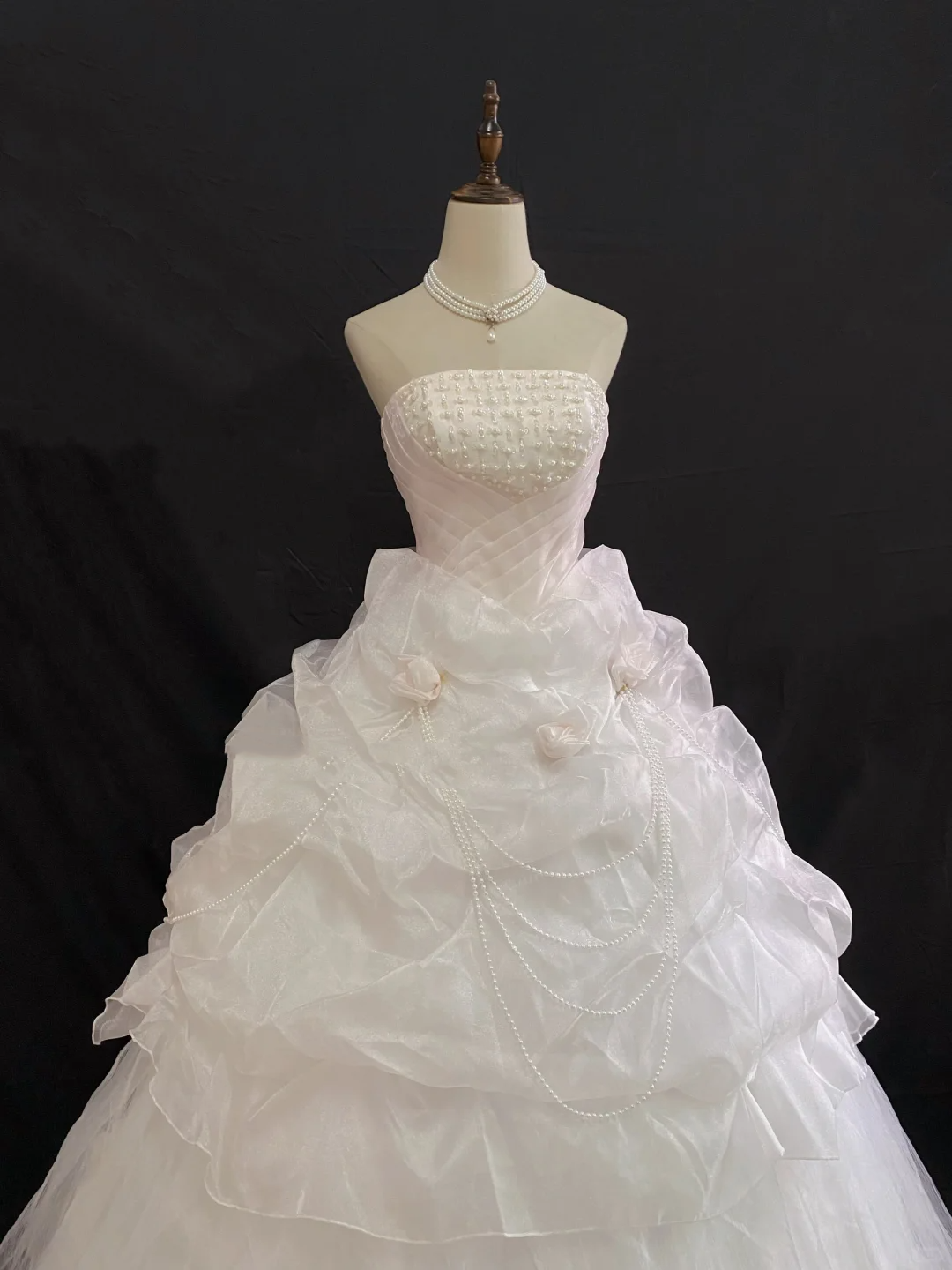Off-white strapless elegant romantic gown with cinched waist and fluffy princess skirt, wedding dress & bridal gown gh8256