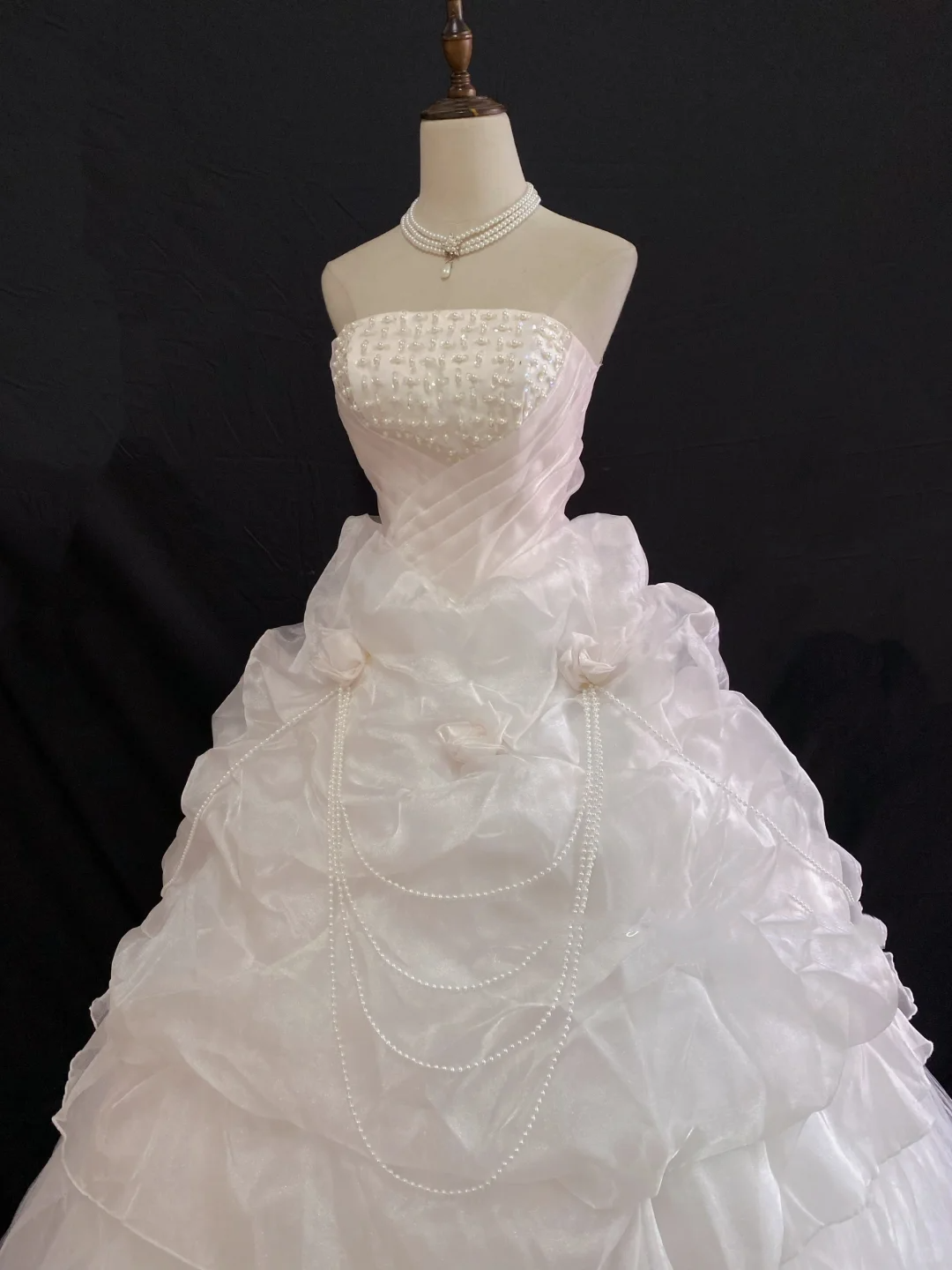 Off-white strapless elegant romantic gown with cinched waist and fluffy princess skirt, wedding dress & bridal gown gh8256