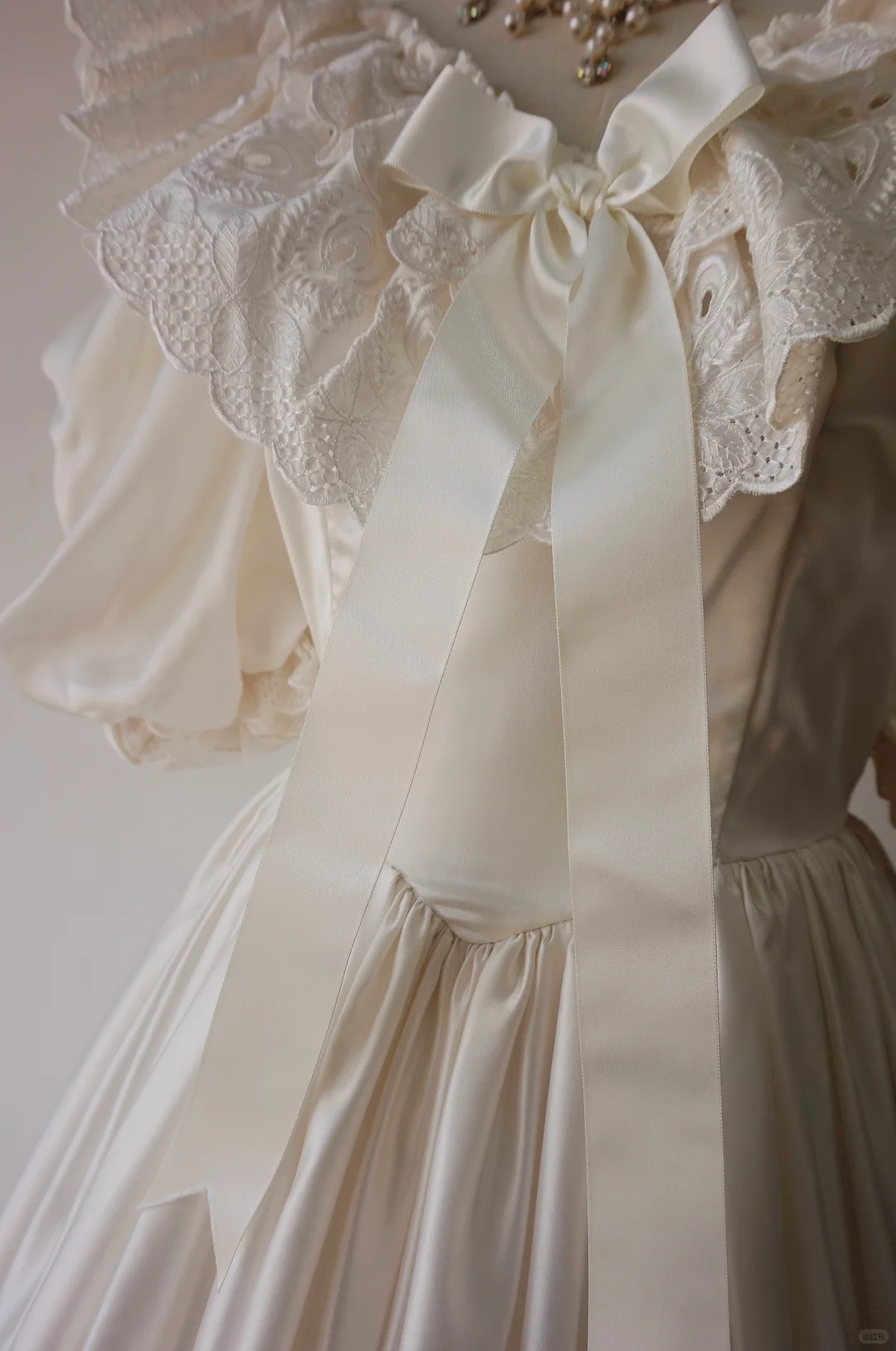 Ivory Satin Vintage Wedding Gown, V‑Neck Lace Ruffled Off‑the‑Shoulder, Puff Short Sleeves, Large Satin Bow, Tiered Eyelet Lace Ruffle Skirt, Bridal Prom Dress gh8913