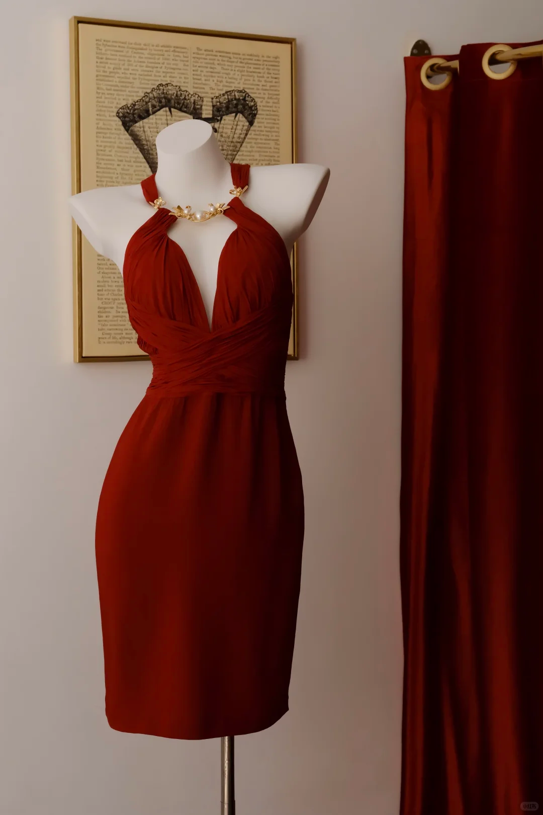 Women Vintage Short Bodycon Evening Dress, Halter Neck, Deep V Cutout, Gold Pearl Embellishment, Ruched Chiffon Prom Gown gh9588
