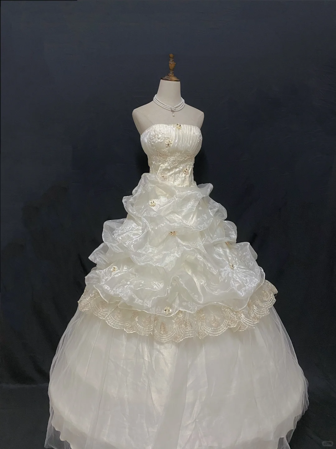 Off-white strapless court vintage long romantic dress with fitted waist and fluffy princess skirt, wedding dress & bridal gown gh8258