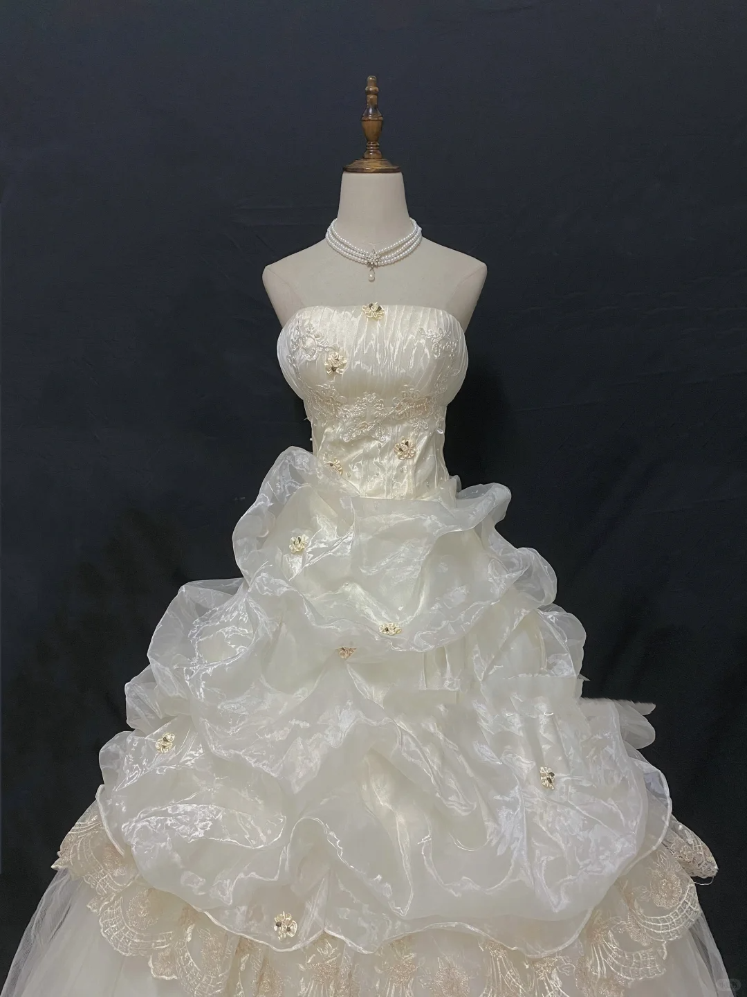 Off-white strapless court vintage long romantic dress with fitted waist and fluffy princess skirt, wedding dress & bridal gown gh8258