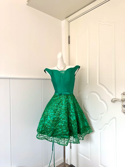 Women Emerald Green Homecoming Dress, Off‑Shoulder V‑Neck Satin Bodice With Bow Belt Glitter Thread Embroidery Mesh Flared A‑Line Mini Party Dress gh9194
