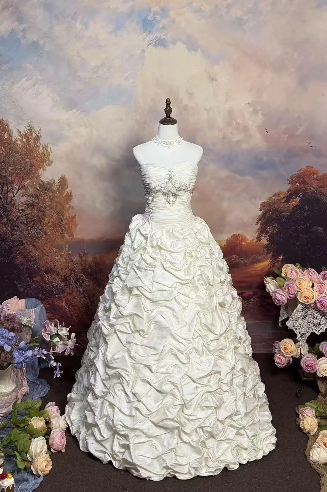 girlhomeshops – Weißes, zart perlenbesetztes langes Satin-Hochzeitskleid gh6291
