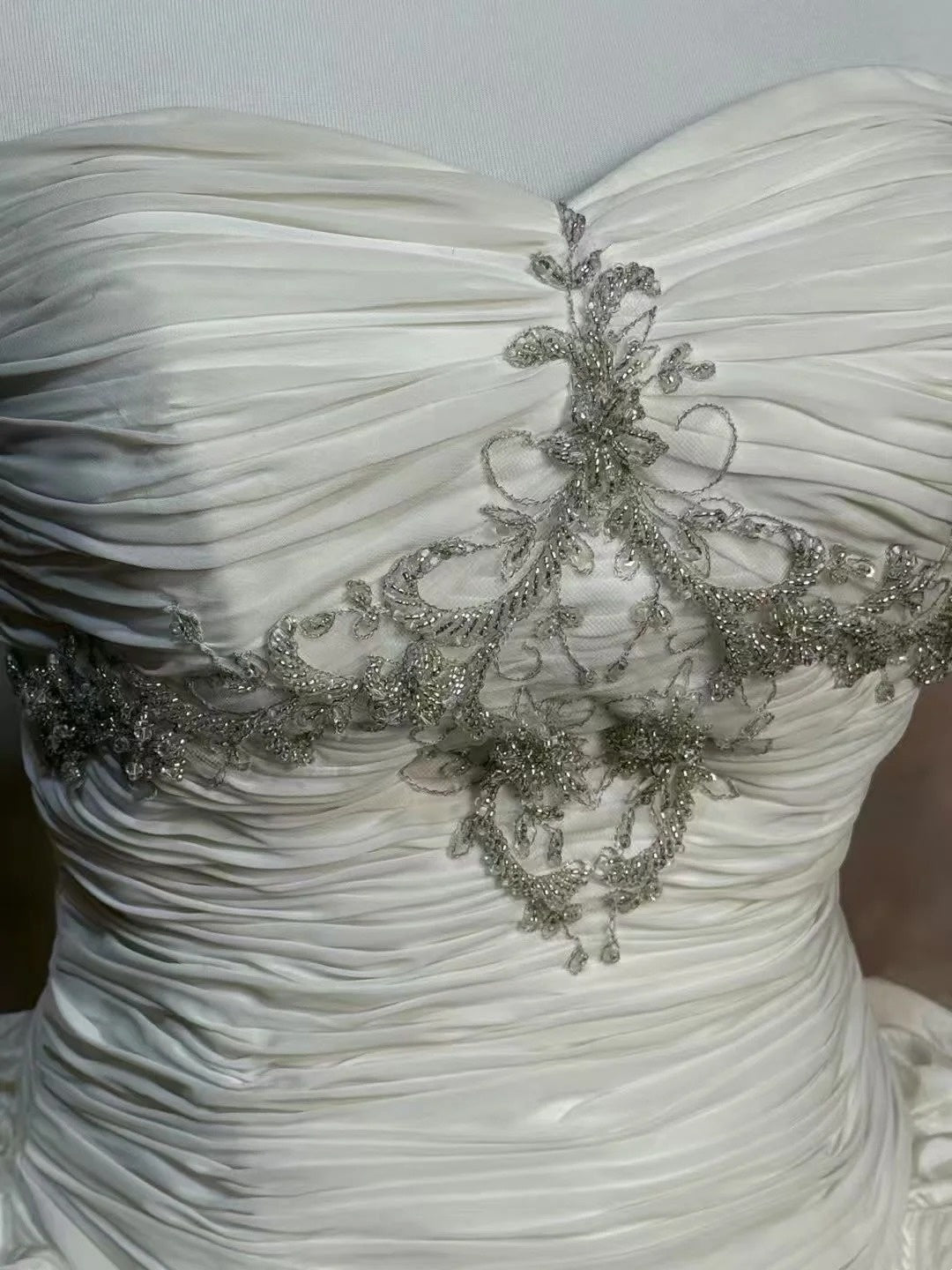 girlhomeshops – Weißes, zart perlenbesetztes langes Satin-Hochzeitskleid gh6291
