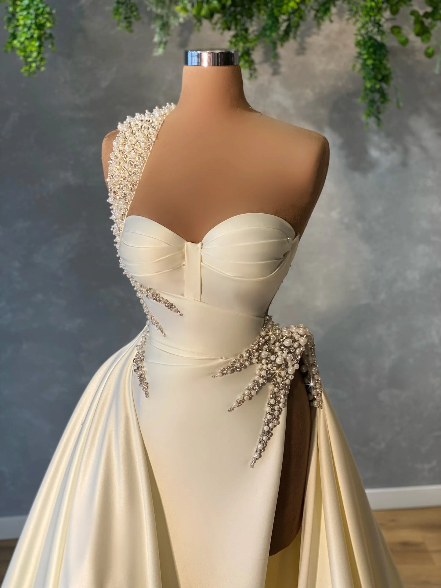 Ein Schulter-Perlen-Satin-Brautkleid-Abendkleid gh2567