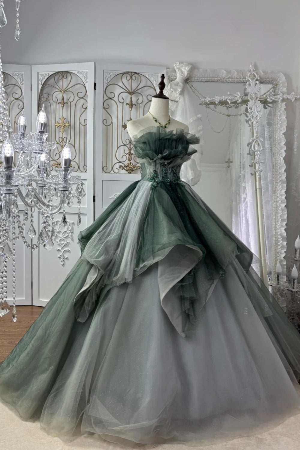 Waldgrünes, farbverlaufendes Ballkleid mit Perlenbesatz, trägerlos und aus übergroßem Tüll gh7064