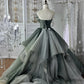 Waldgrünes, farbverlaufendes Ballkleid mit Perlenbesatz, trägerlos und aus übergroßem Tüll gh7064