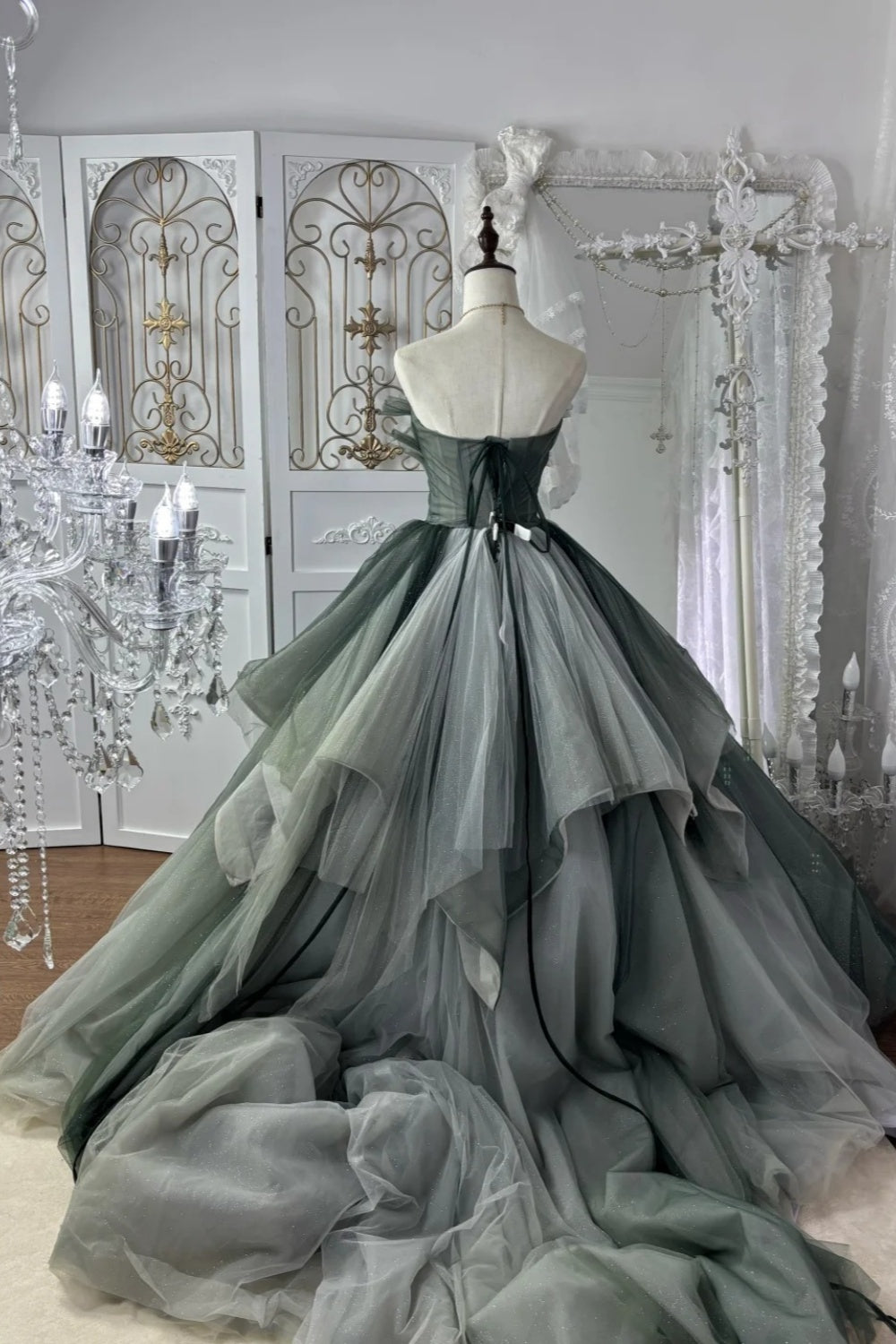 Waldgrünes, farbverlaufendes Ballkleid mit Perlenbesatz, trägerlos und aus übergroßem Tüll gh7064