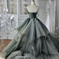 Waldgrünes, farbverlaufendes Ballkleid mit Perlenbesatz, trägerlos und aus übergroßem Tüll gh7064