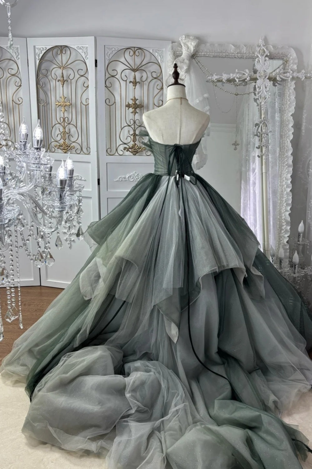 Waldgrünes, farbverlaufendes Ballkleid mit Perlenbesatz, trägerlos und aus übergroßem Tüll gh7064