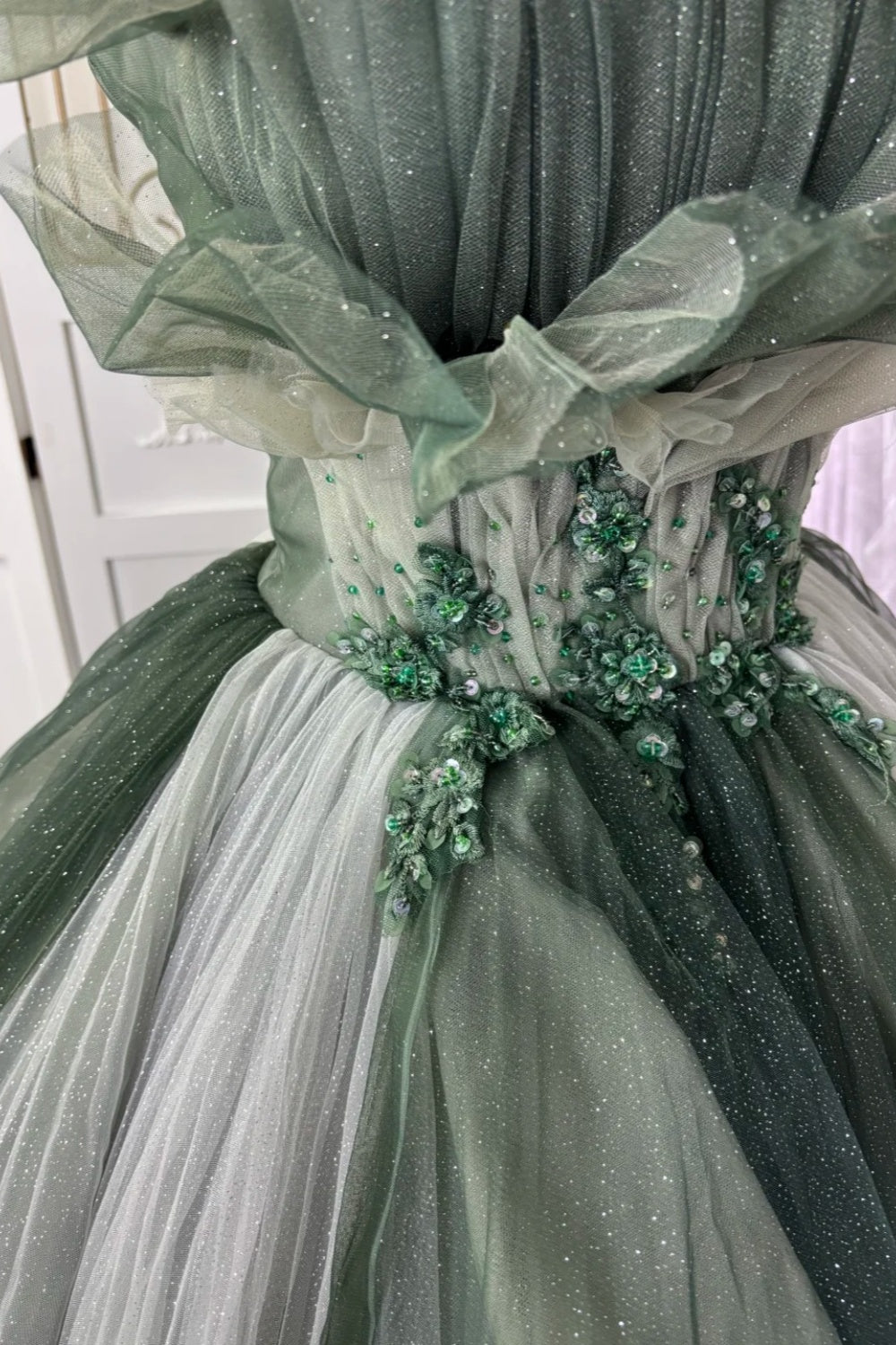 Waldgrünes, farbverlaufendes Ballkleid mit Perlenbesatz, trägerlos und aus übergroßem Tüll gh7064