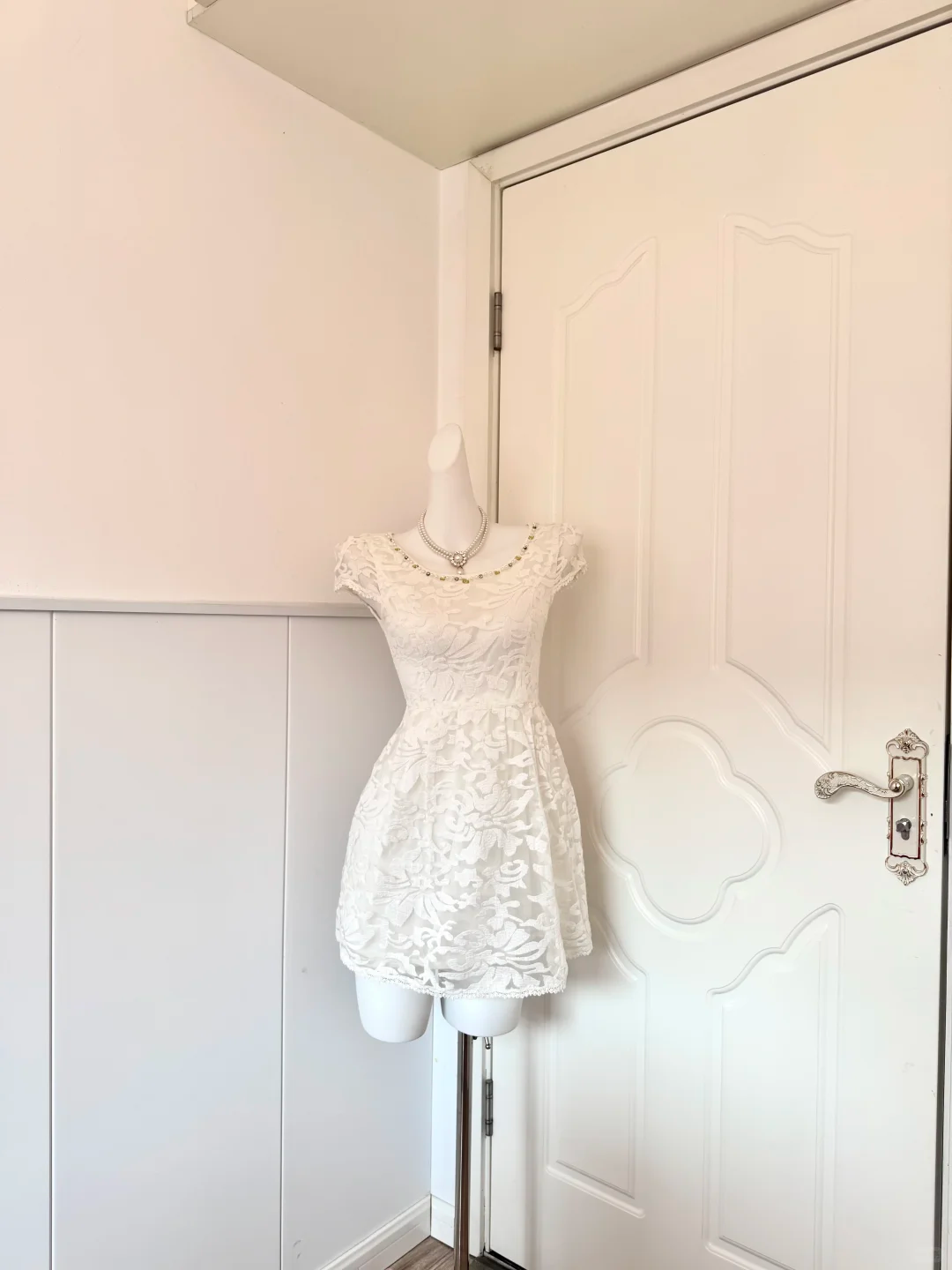 Women Off‑White Homecoming Dress, Cap Sleeve Round Neck With Rhinestone Trim All‑Over Floral Lace Fitted Waist Flared A‑Line Mini Party Dress gh9188