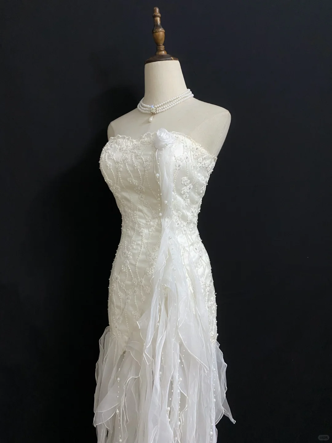 Off‑white Strapless Sexy Romantic Gown with Beaded Decorations and Fitted Slim Waist, Wedding Dress & Bridal Gown gh8309