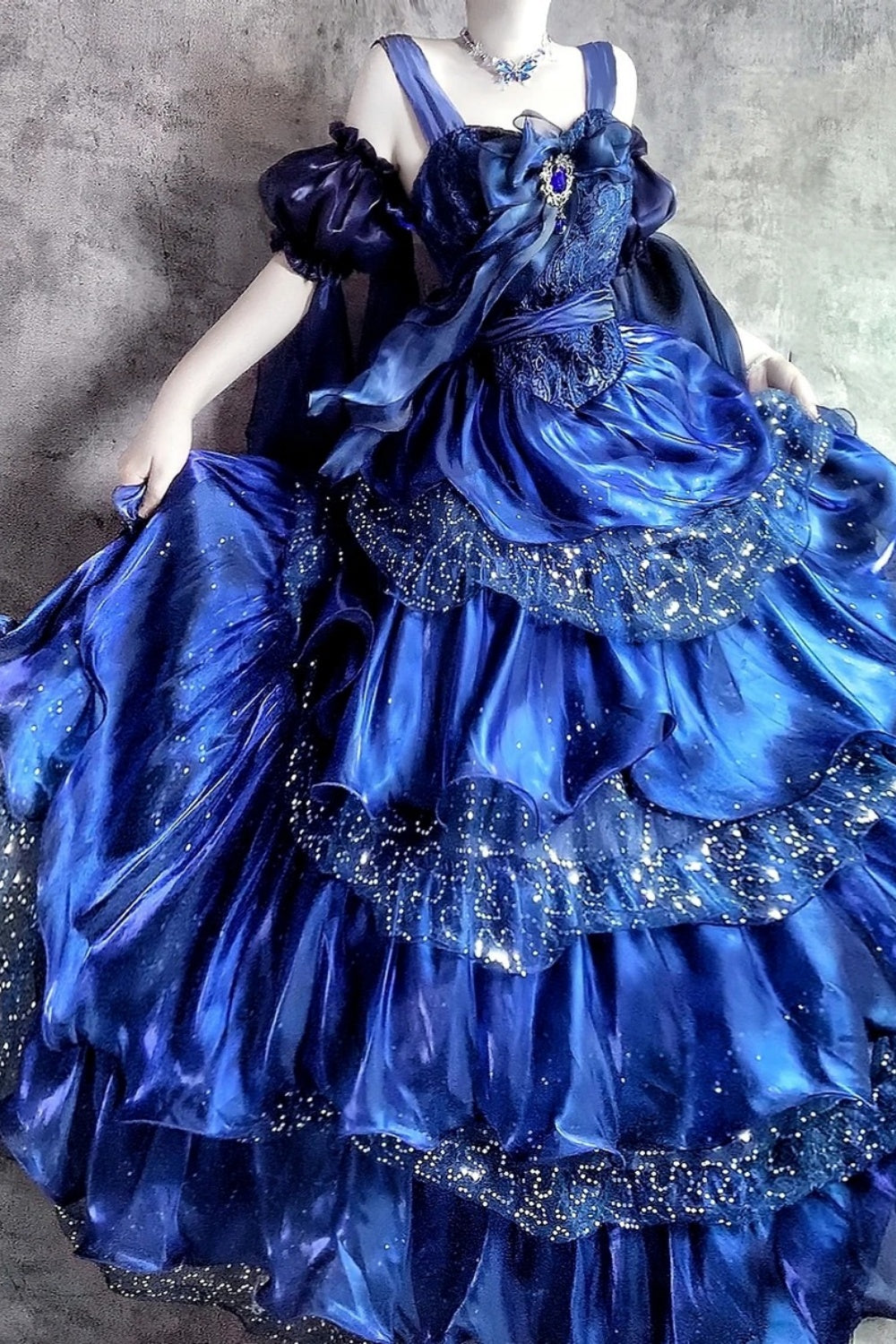 Une magnifique robe de bal longue en tulle bleu scintillant gh6848
