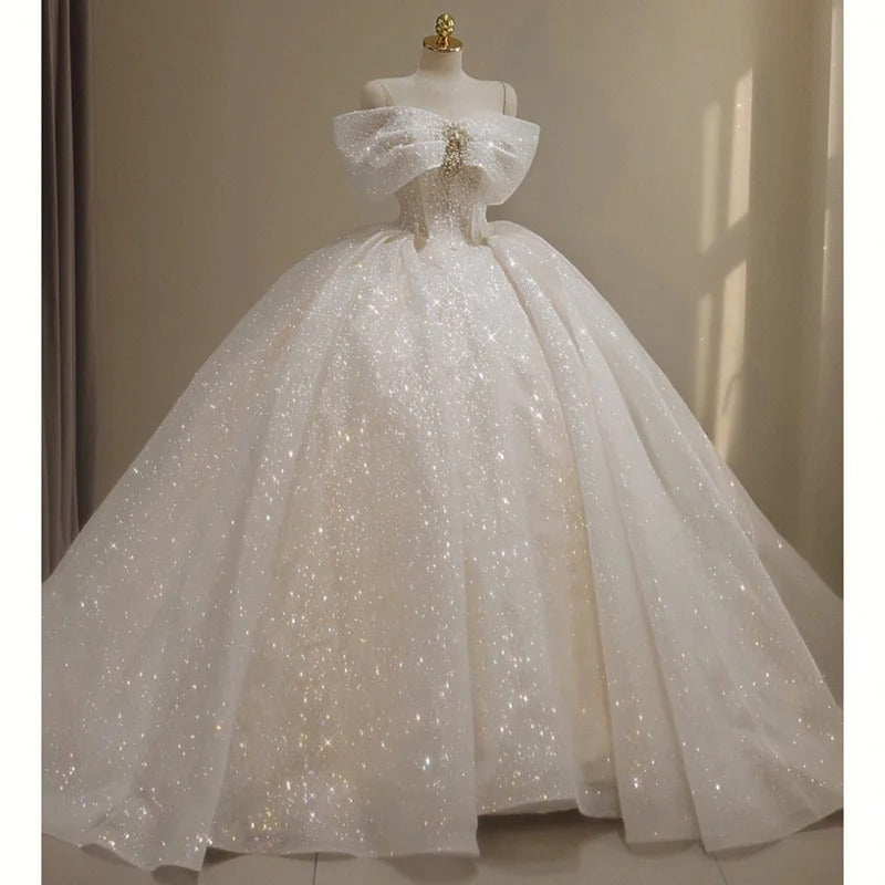 Girlhomeshops - Weißes, funkelndes, wunderschönes, schulterfreies Spitzenkleid mit Schleife, Sternenperlen-Dekoration und Boden, formelles Ballkleid, exquisites Hochzeitskleid gh5312