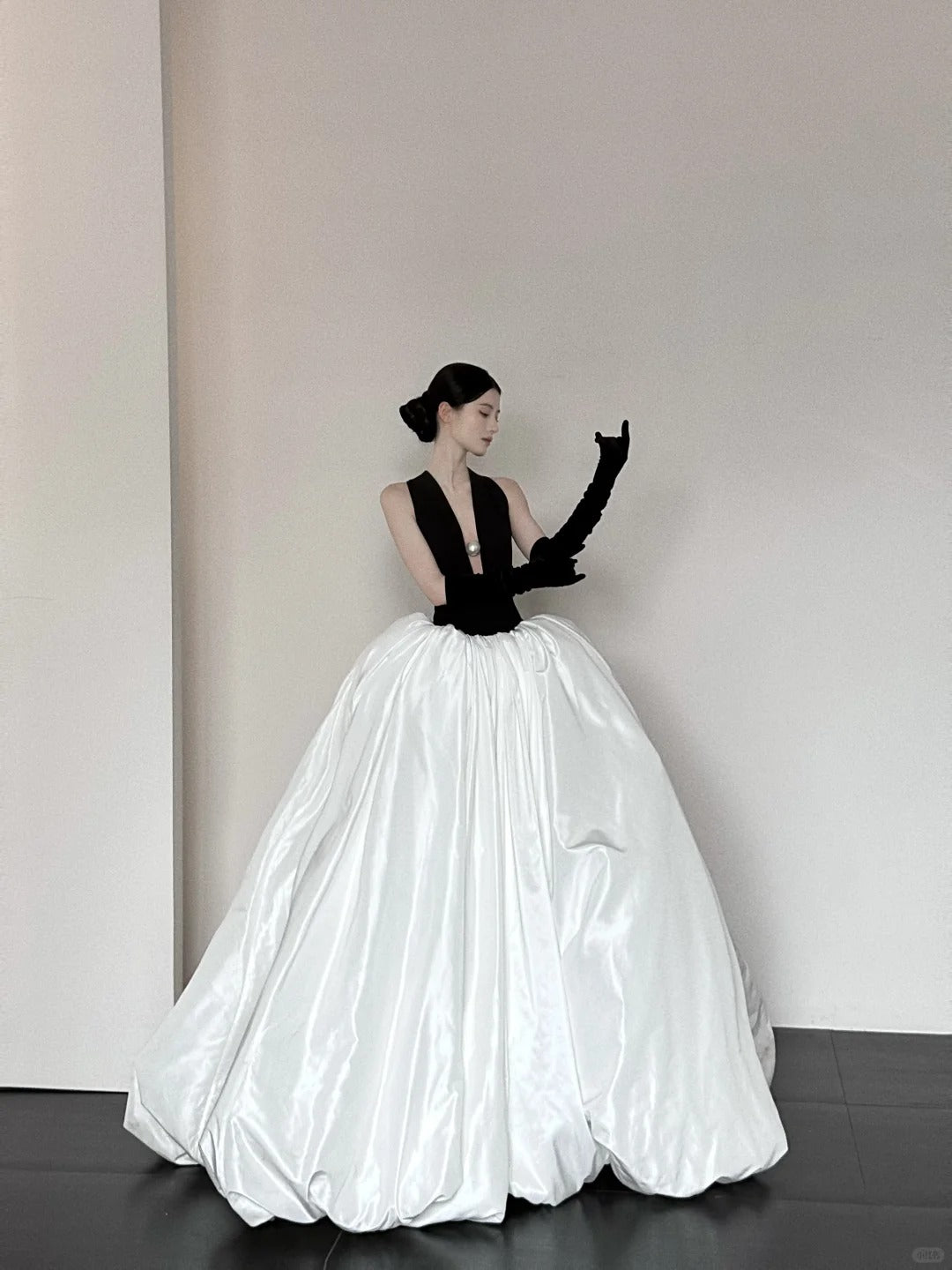Schwarz und weiß modische und elegante V-Ausschnitt lange Satin A-Linie bodenlangen Ballkleid Abendkleid Ballkleid gh3732