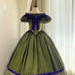 Olivgrünes schulterfreies viktorianisches Ballkleid aus Satin: Satinstoff, floraler Samtbesatz, sternförmige Spitze, Retro-Ballkleid-Silhouette, formelles Ballkleid gh6734