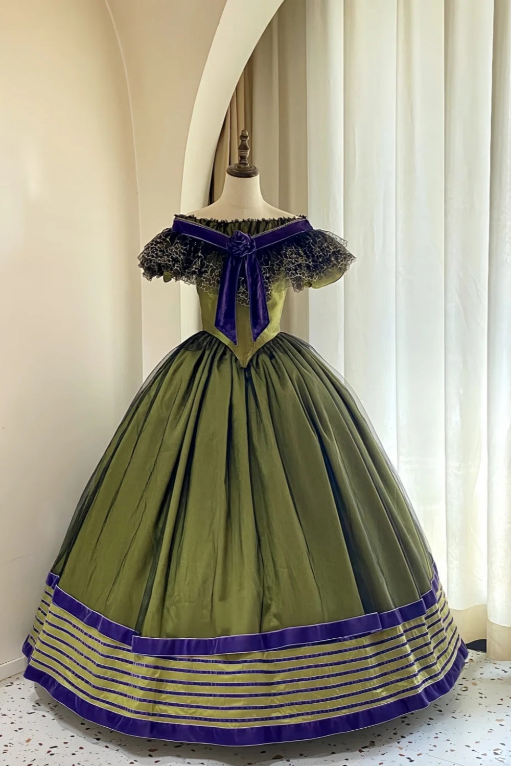 Olivgrünes schulterfreies viktorianisches Ballkleid aus Satin: Satinstoff, floraler Samtbesatz, sternförmige Spitze, Retro-Ballkleid-Silhouette, formelles Ballkleid gh6734