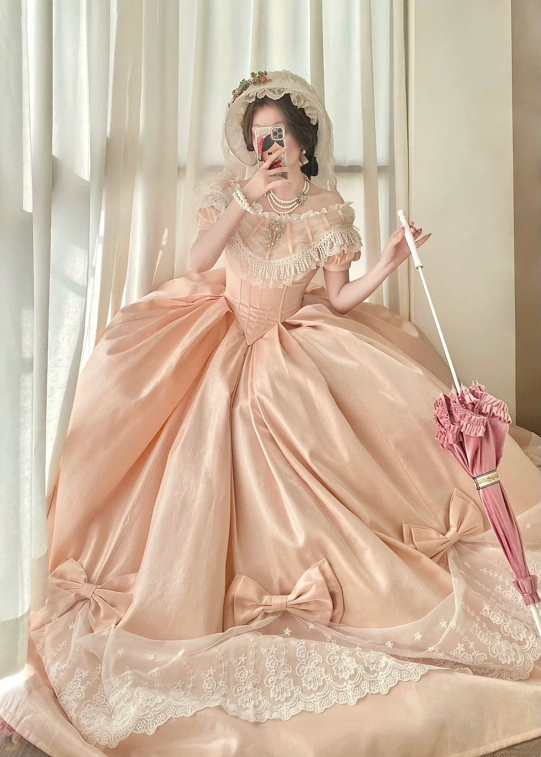 Pfirsichrosa Satin-Ballkleid im viktorianischen Lolita-Stil mit schulterfreiem Ausschnitt: Satinstoff, Spitzenschleife, Retro-Ballkleid-Silhouette, formelles Kleid für Teepartys gh6735
