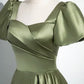 Vintage olivgrünes Satinkleid mit eckigem Ausschnitt, Puffärmeln und taillierter, ausgestellter Silhouette – ein elegantes Abendkleid für mondäne Damen (gh7074).