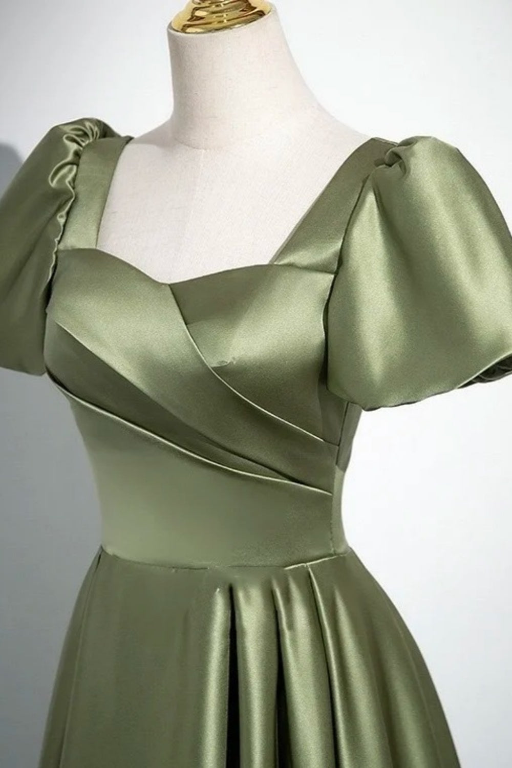 Vintage olivgrünes Satinkleid mit eckigem Ausschnitt, Puffärmeln und taillierter, ausgestellter Silhouette – ein elegantes Abendkleid für mondäne Damen (gh7074).