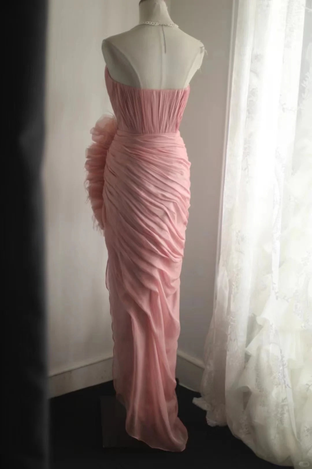 Rosa elegantes einzigartiges langes Tüll-Schrägschnitt-unregelmäßiges Plissee-Fischschwanz-Ballkleid-Dinnerparty-Abendkleid-Hochzeits-Erwachsenenzeremonie-Geburtstagsparty gh4079