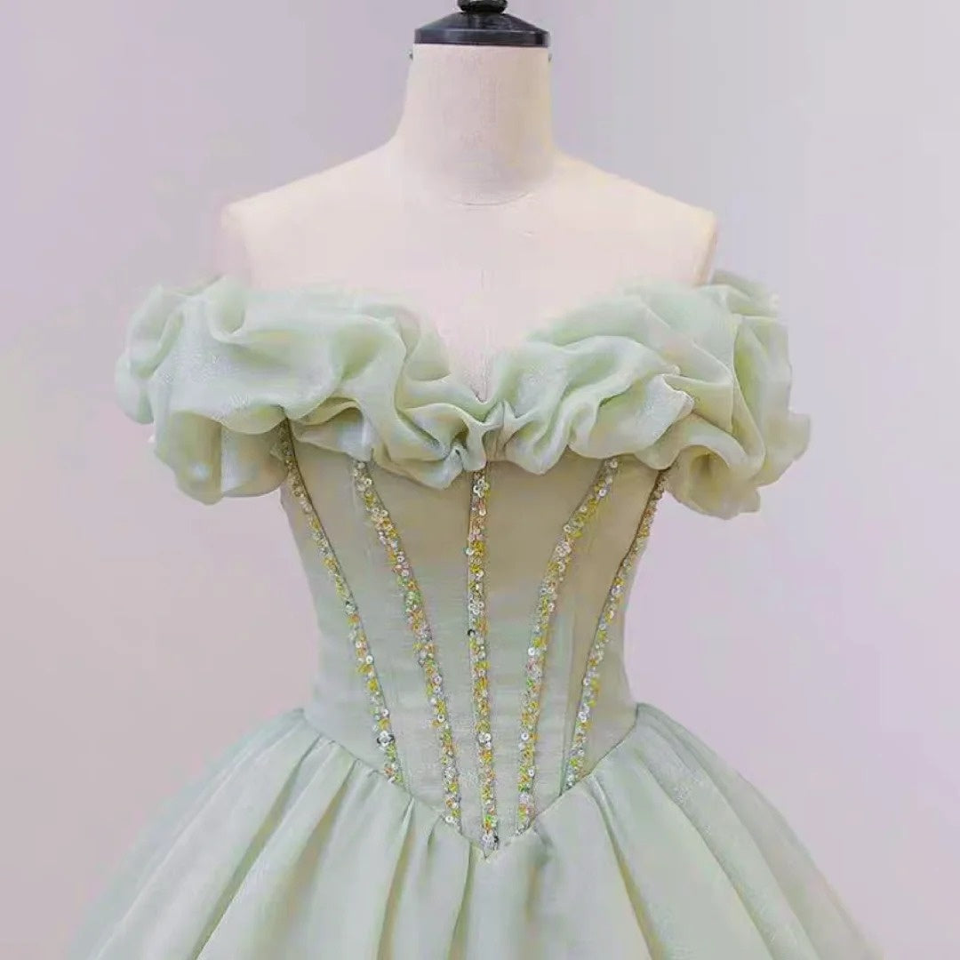 Grünes, langes Ballkleid aus Satin mit Perlenbesatz, gh4359