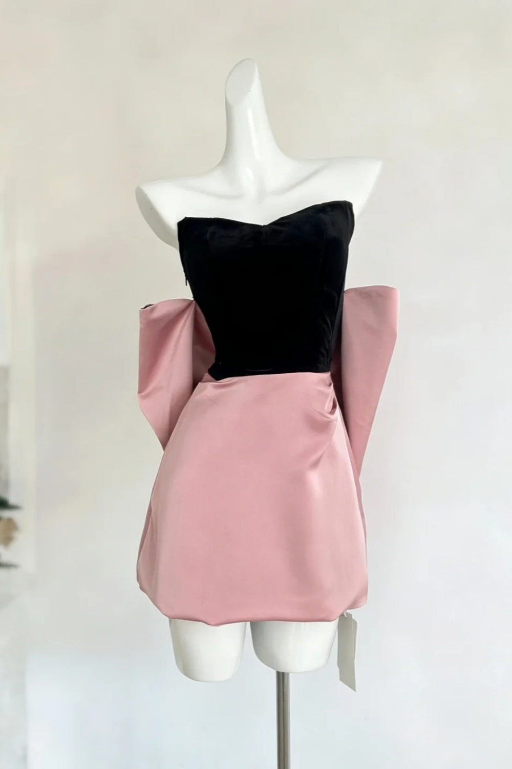 Schwarzes und pinkfarbenes trägerloses Minikleid mit Kontrastärmeln gh6921