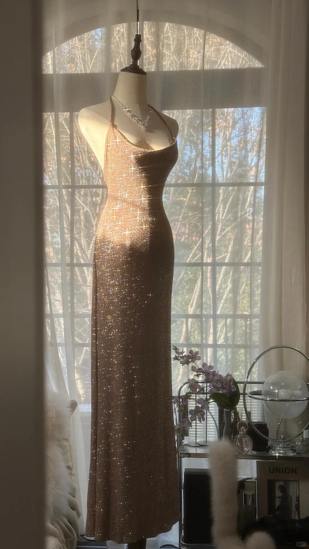 Champagner Wunderschönes, glänzendes, exquisites, perlenbesetztes Spaghettiträger-V-Ausschnitt-langes Chiffon-Ballkleid mit Pailletten, Abendkleid, Partykleid gh4095