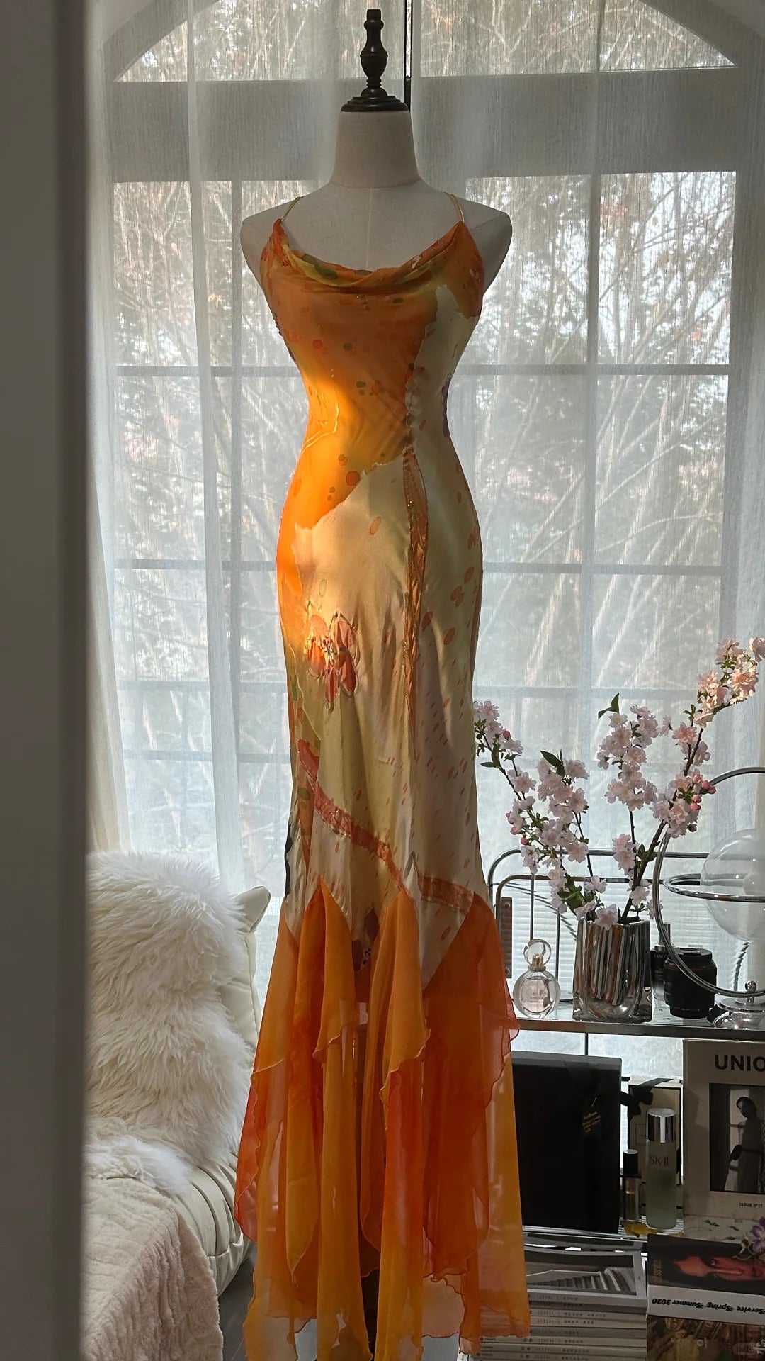 Robe de soirée longue en satin et mousseline de soie, motif floral délicat, orange, bretelles spaghetti, gh4093