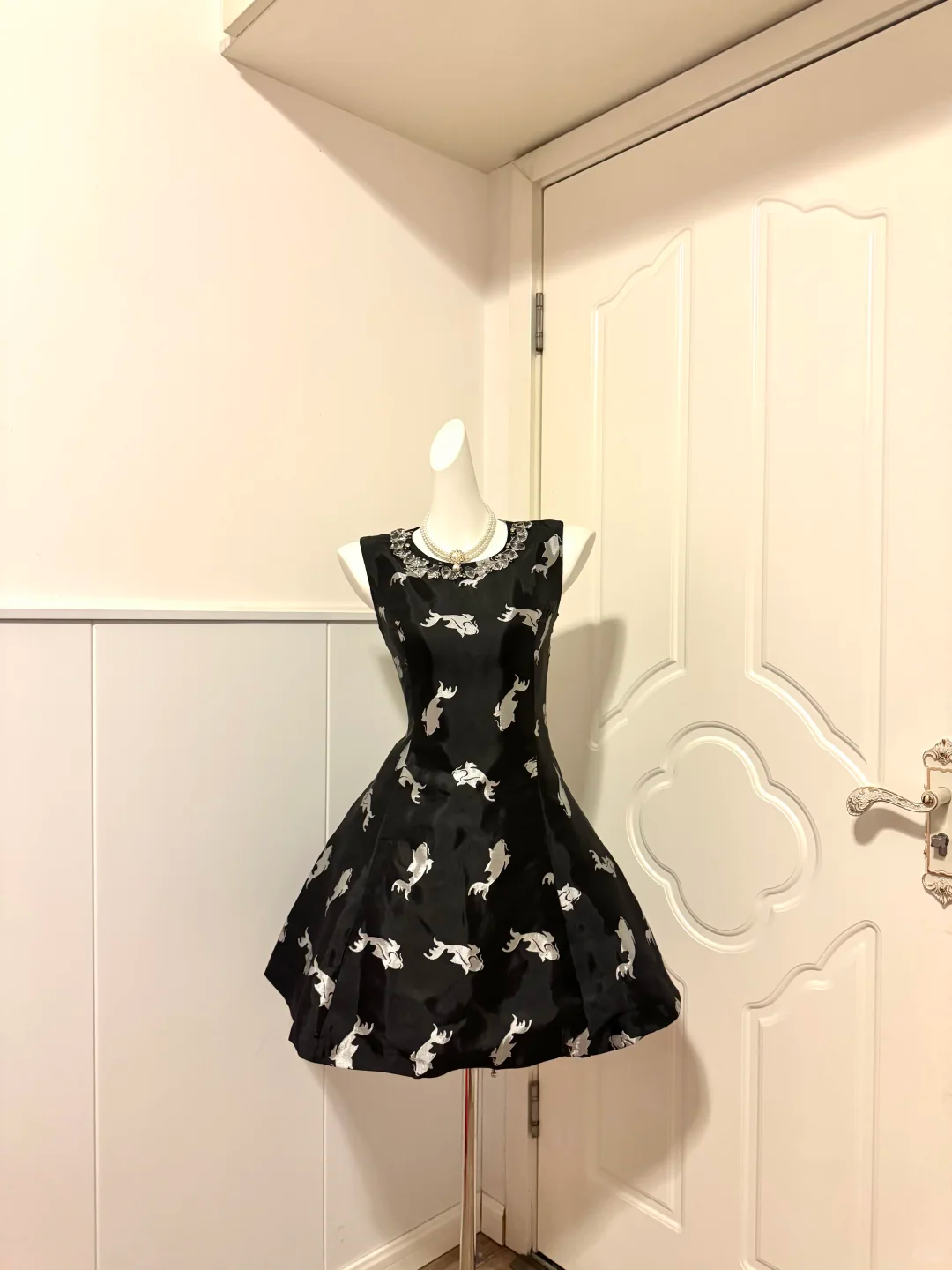 Black Sleeveless Short Cocktail Dress, Lace Trim Round Neck Silver Koi Jacquard A‑Line Homecoming Party Gown gh9168