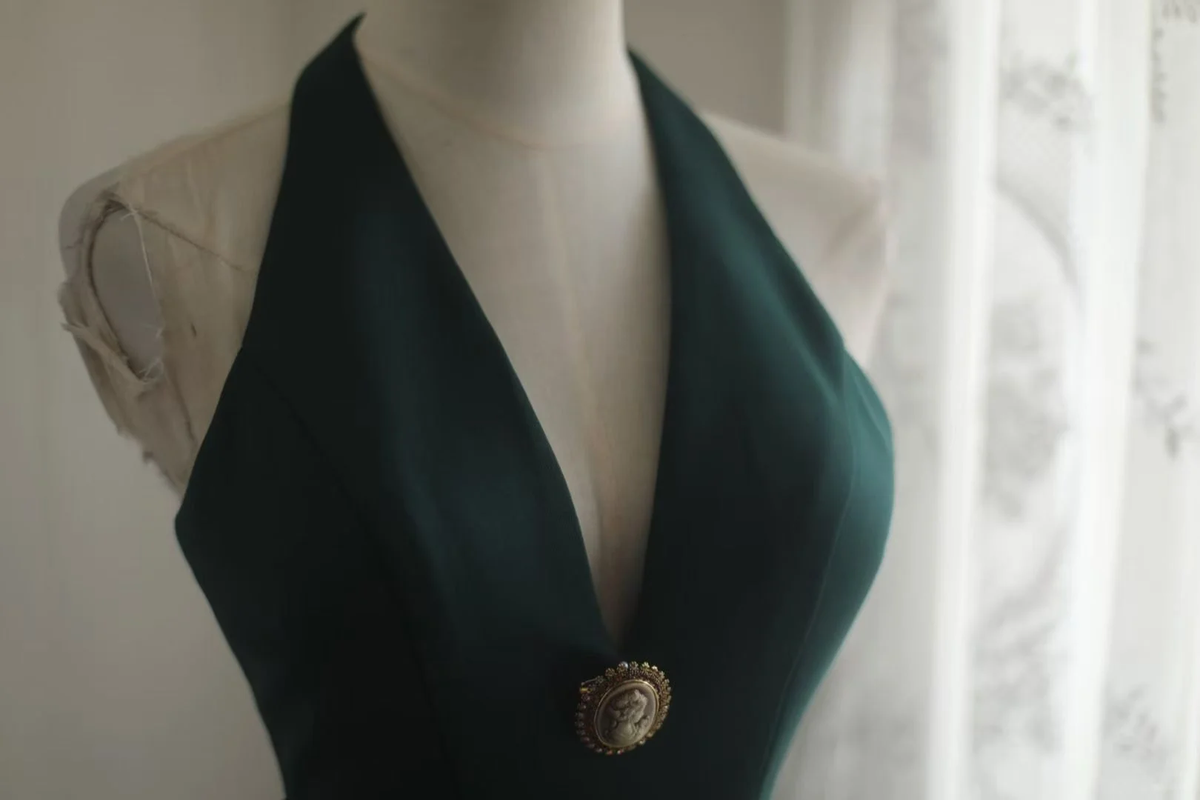 Emerald Green Halter V‑Neck Satin Mermaid Evening Gown, Vintage Metal Brooch Fitted Long Formal Prom Dress gh9122