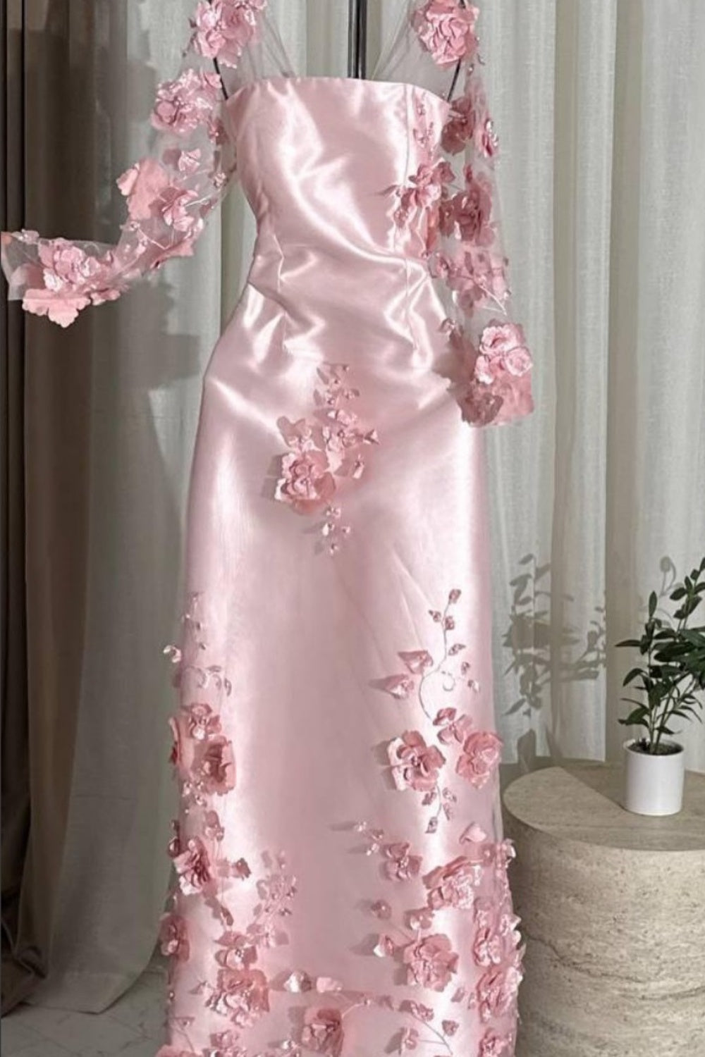Robe de soirée rose en satin à manches longues et imprimé floral fait main gh7076