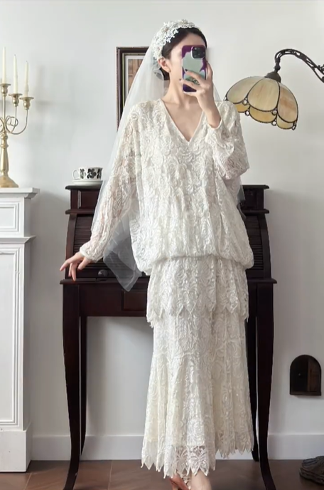 Off‑White Vintage Lace Two‑Piece Wedding Gown, V‑Neck Loose Long‑Sleeve Top, Tiered Scalloped Lace Mermaid Midi Skirt, Retro Straight‑Cut Bridal Prom Dress, Wedding Gown gh8797