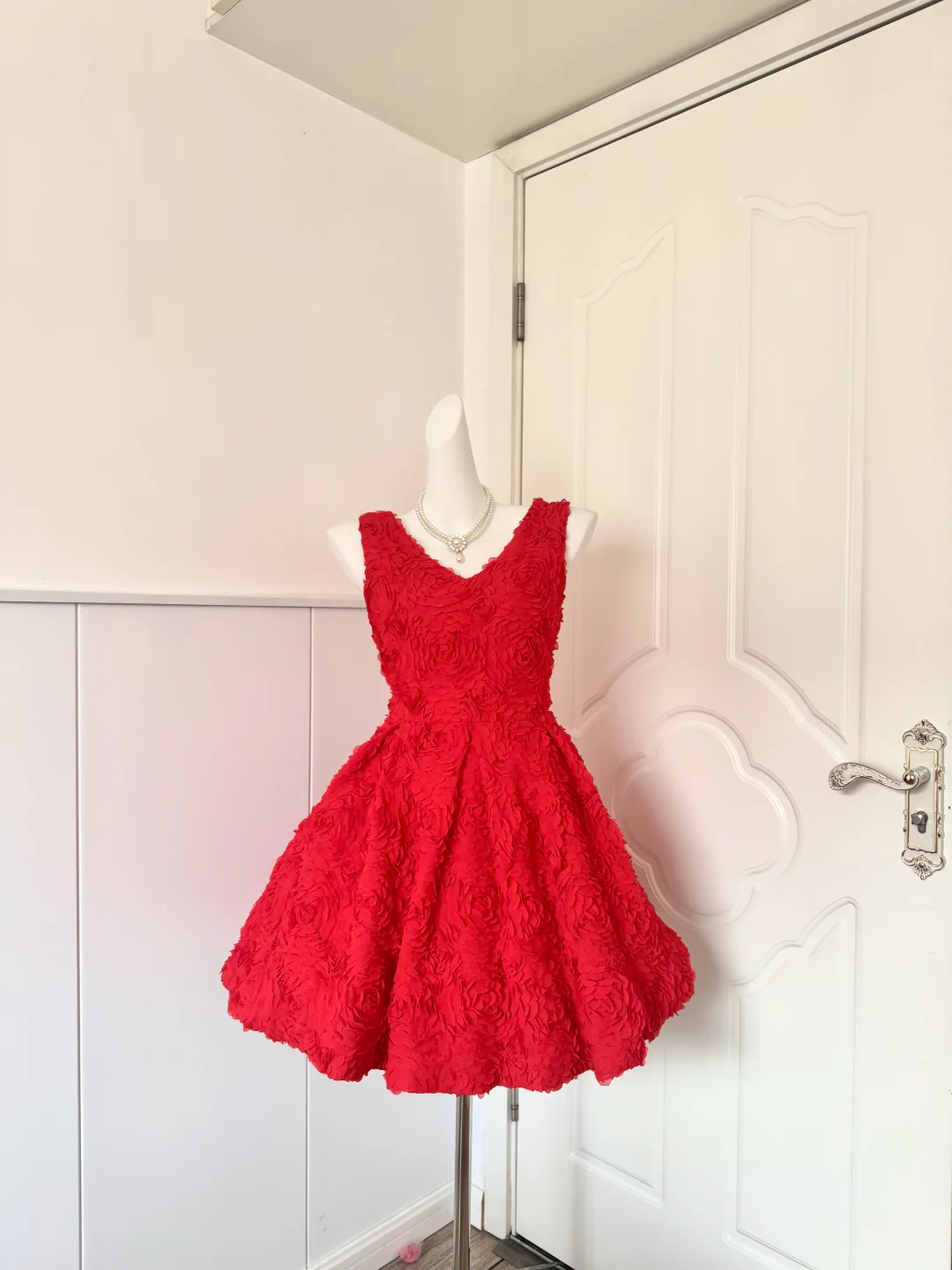 Women Red Homecoming Dress, Sleeveless Deep V‑Neck All‑Over 3D Rose Floral Textured Fabric High Waist Pleated Voluminous A‑Line Mini Party Dress gh9218