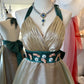 Robe dos nu rétro de luxe : robe évasée cintrée à la taille, tissu satiné, robe de soirée gh6580