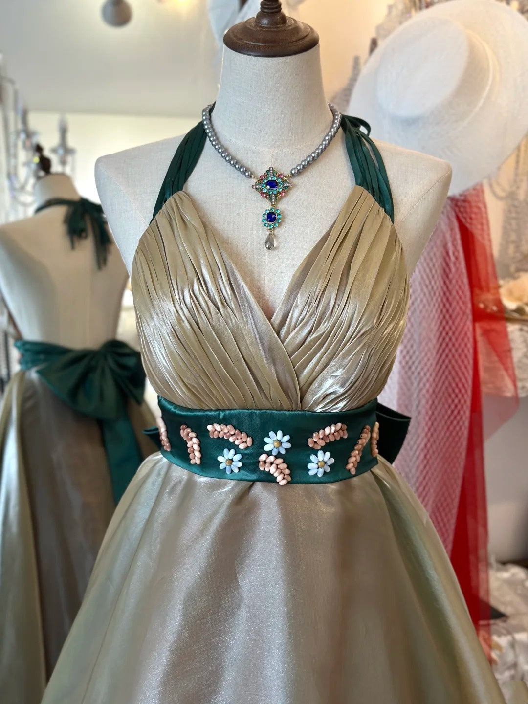 Robe dos nu rétro de luxe : robe évasée cintrée à la taille, tissu satiné, robe de soirée gh6580