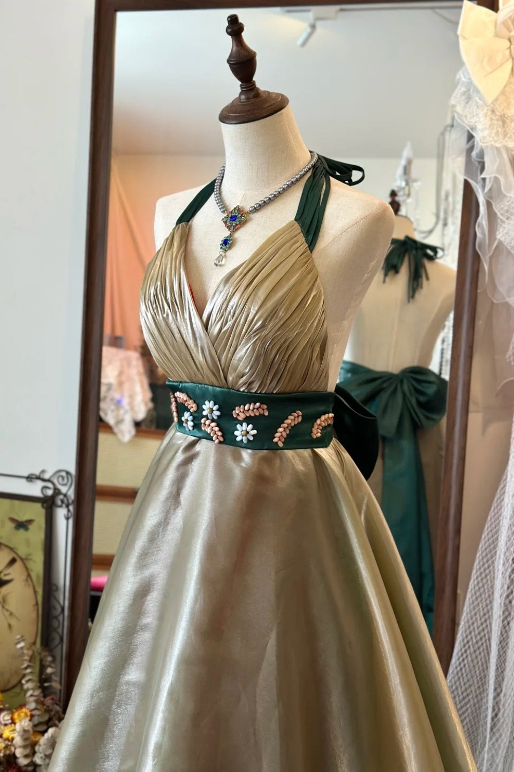 Robe dos nu rétro de luxe : robe évasée cintrée à la taille, tissu satiné, robe de soirée gh6580