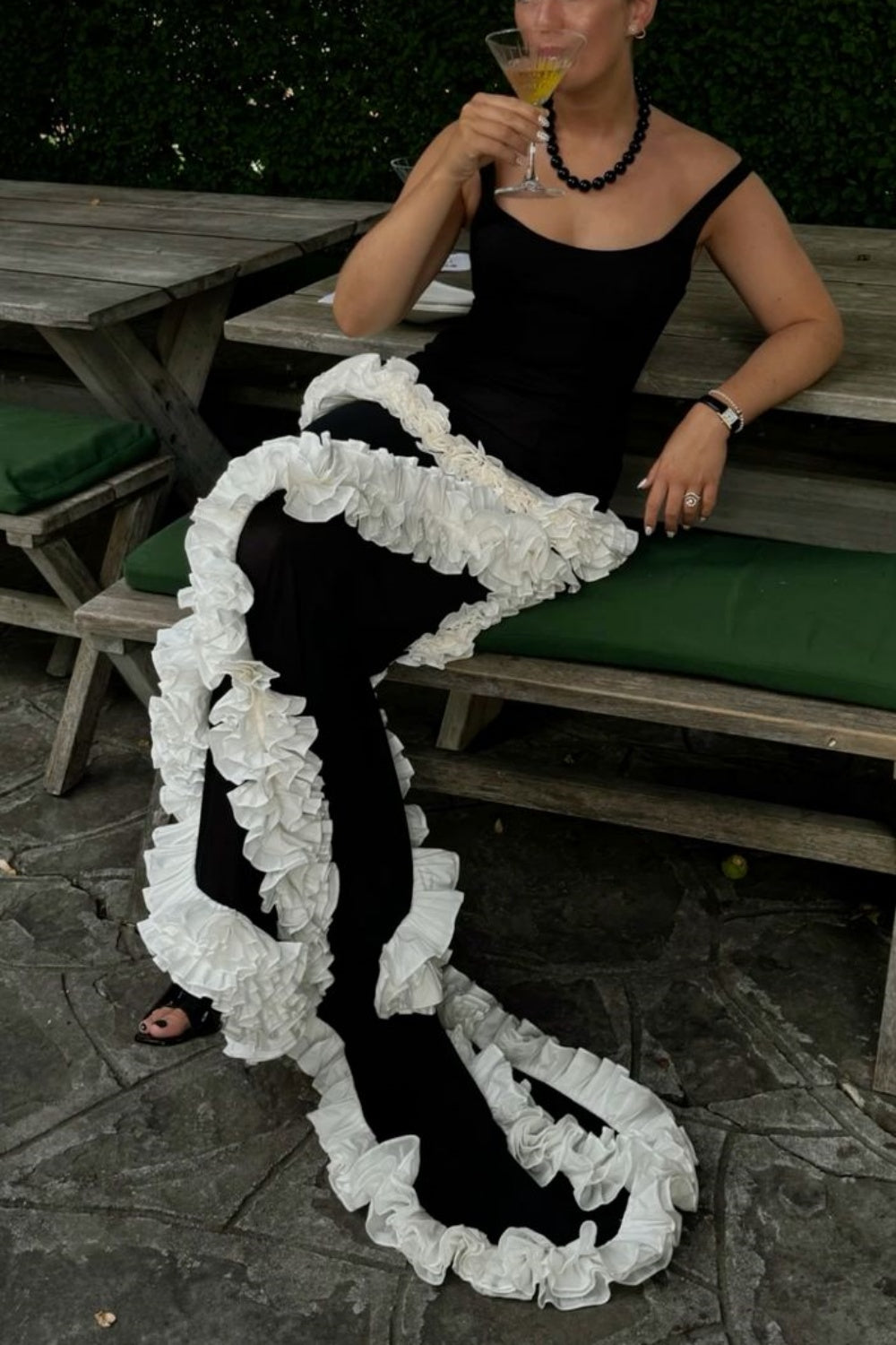 Robe longue sirène à fines bretelles style vintage luxueux et tendance | Robe longue à volants noirs et blancs pour gala, exposition d'art et événement social de luxe gh6441