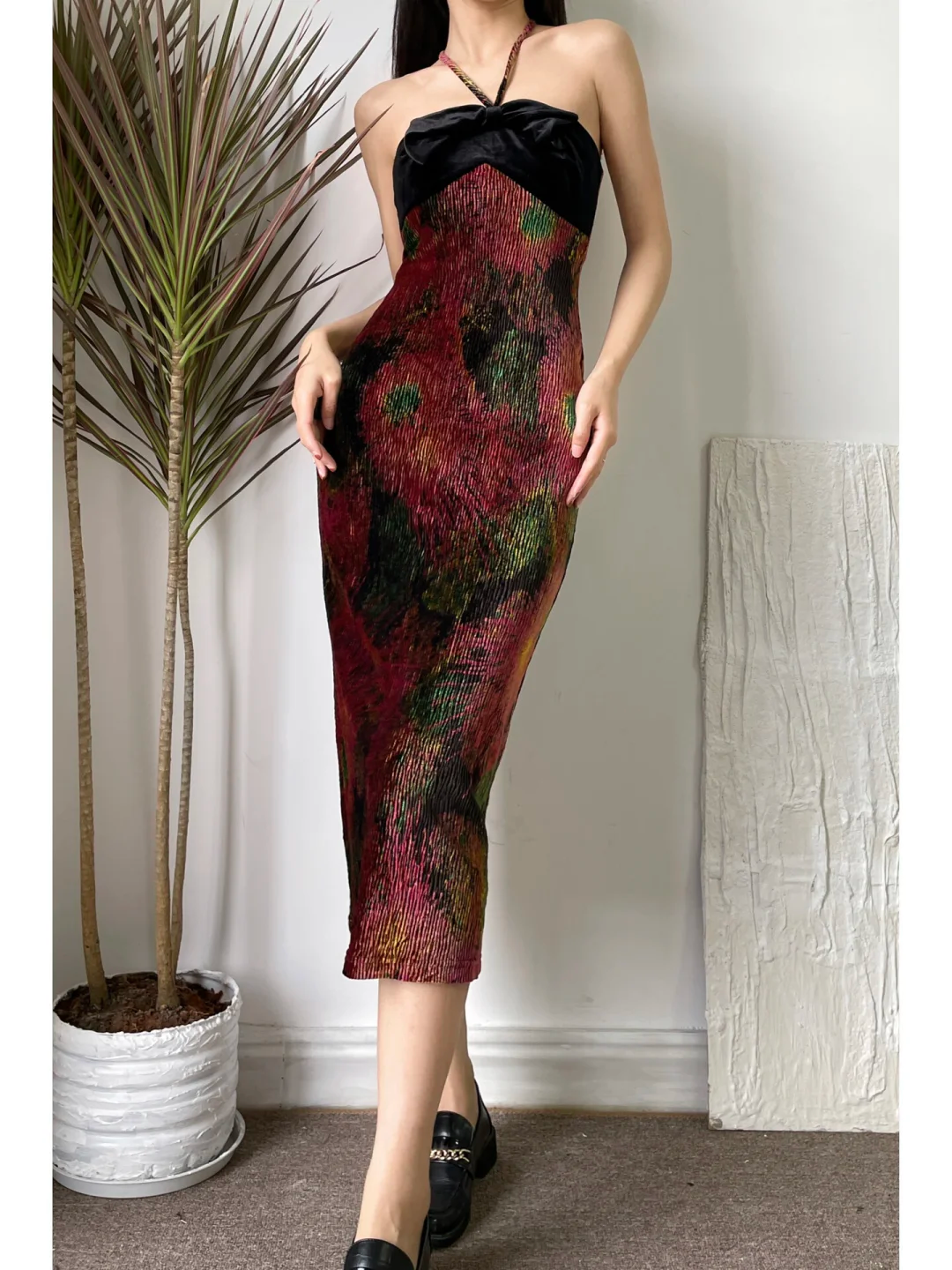 Vintage Oil‑Painting Print Halter Midi Gown, Black Velvet Bandeau With Bow Detail, Adjustable Halter Tie, Vertical Pleated Crinkle Fabric, Artistic Floral Print,  Open‑Back Cocktail Party Photoshoot Dress gh8856