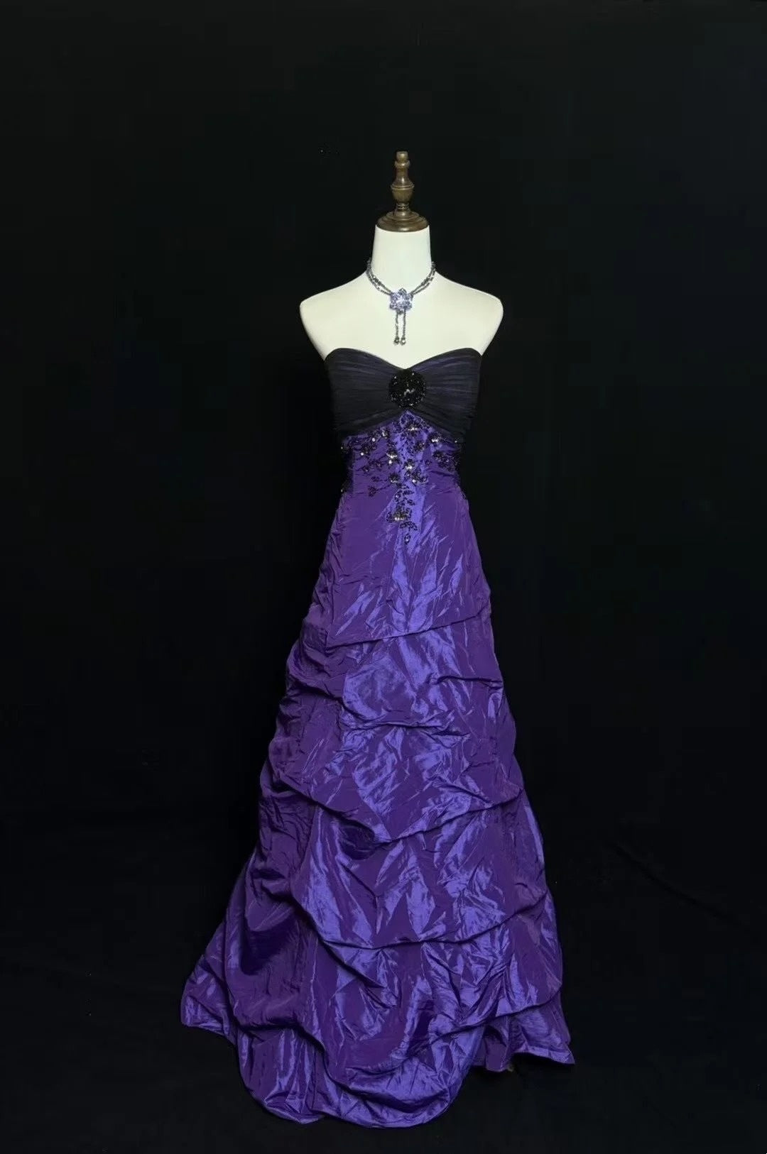 girlhomeshops-Lila Exquisites Perlenbesetztes Langes Satin-Ballkleid gh6289