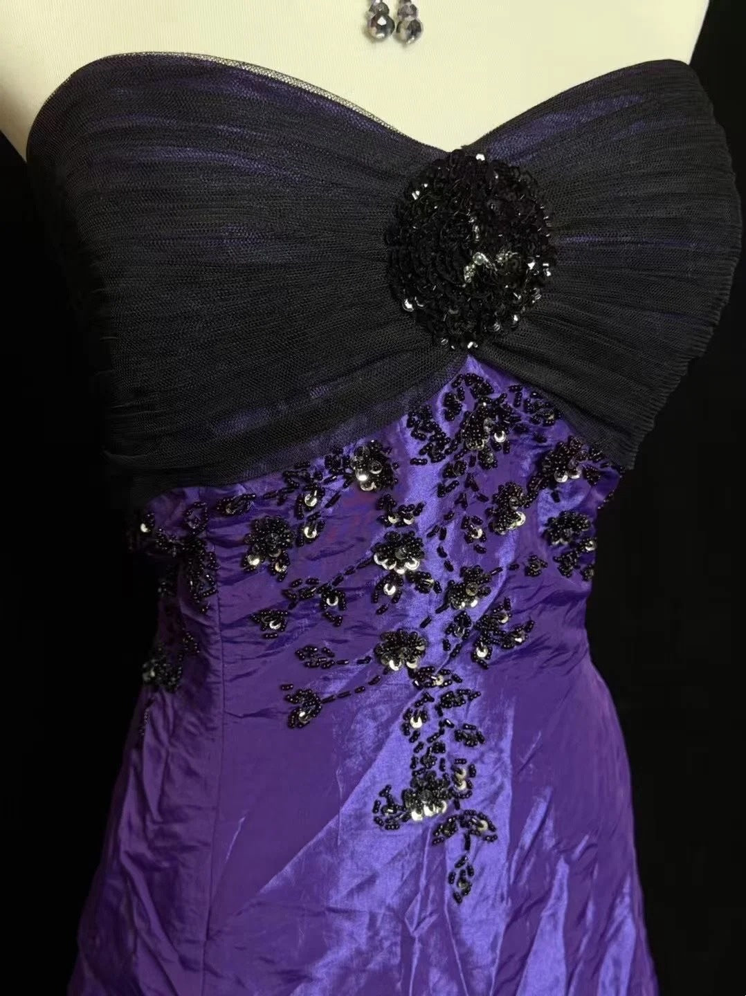 girlhomeshops-Lila Exquisites Perlenbesetztes Langes Satin-Ballkleid gh6289