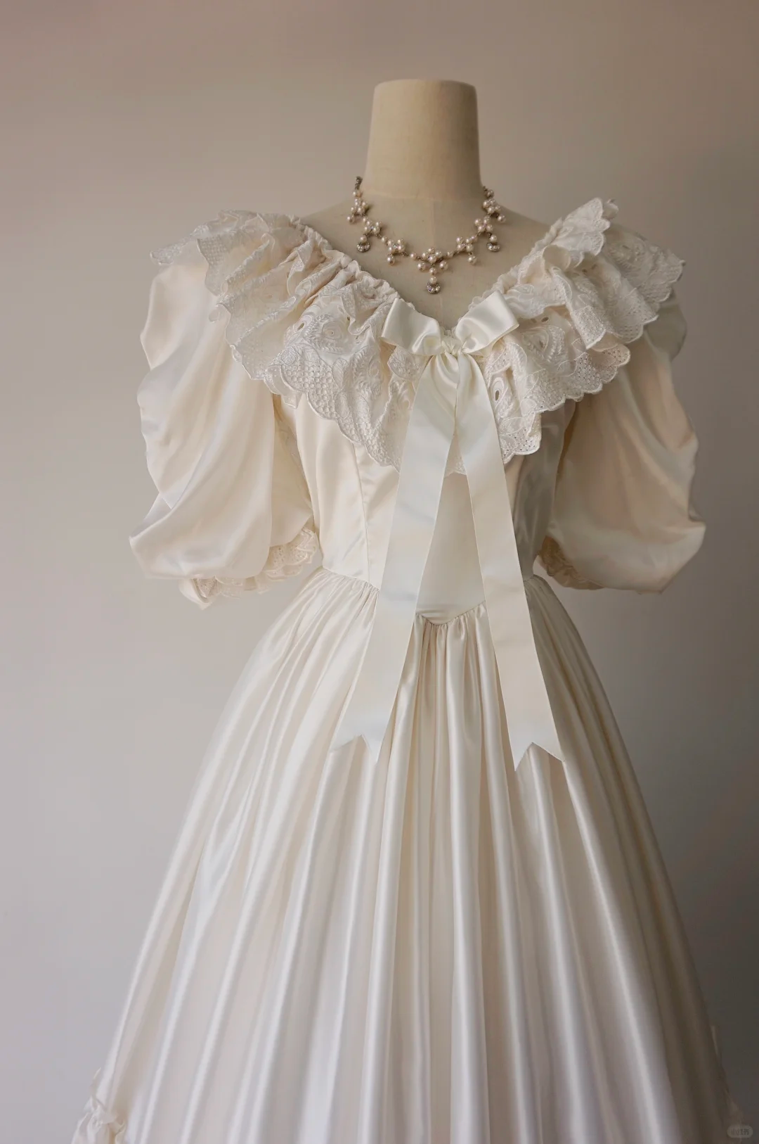 Ivory Satin Vintage Wedding Gown, V‑Neck Lace Ruffled Off‑the‑Shoulder, Puff Short Sleeves, Large Satin Bow, Tiered Eyelet Lace Ruffle Skirt, Bridal Prom Dress gh8913