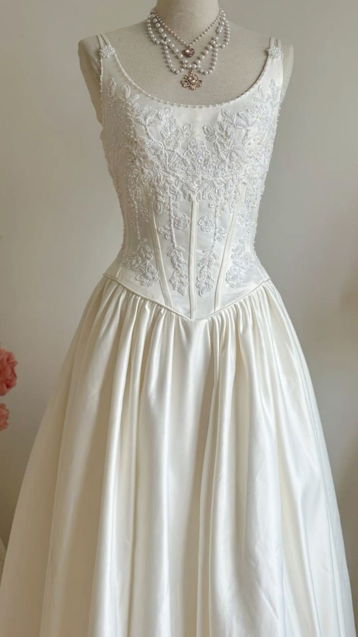 girlhomeshops -- Elegantes langes Satinkleid aus weißer Spitze im Retro-Stil, gh5704