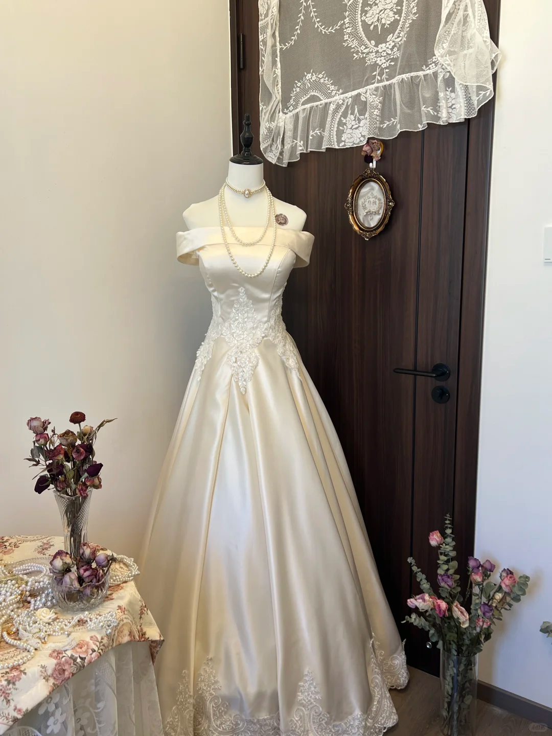 Weißes, zartes, florales Applikations-Lang-Satin-Ballkleid, Abendkleid, Brautkleid gh4292