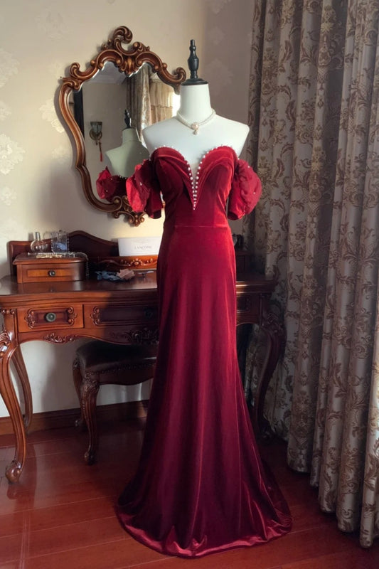 Robe longue sirène à manches bouffantes et épaules dénudées, style mondain vintage | Robe longue en velours bordeaux avec traîne et perles, idéale pour un gala, des fiançailles ou un bal rétro (gh6422)